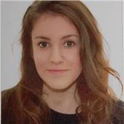 Profesora imparte clases tanto de forma presencial como online de diversas materias